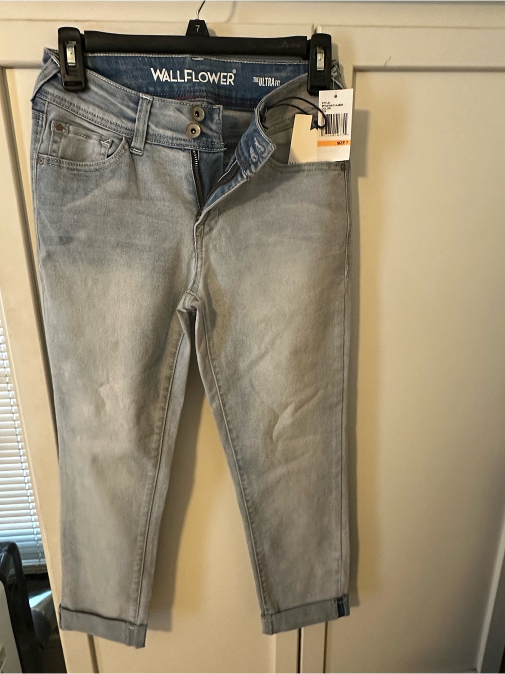 Wallflower Light Wash Women's Cropped Jeans